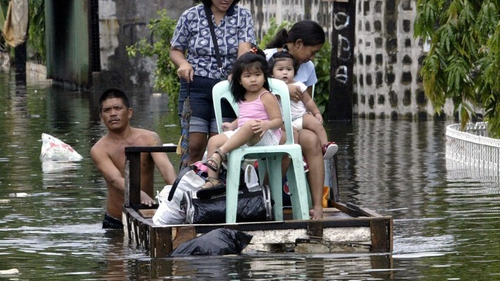 Σωστικά συνεργεία καθαρίζουν τις πλημμυρισμένες περιοχές στις Φιλιππίνες μετά τον τυφώνα Φουνγκ-γουόνγκ