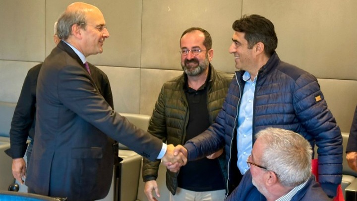 Συνάντηση Χατζηδάκη με ΕΘΕΑΣ: Αγροτικές Ενισχύσεις και Ευλογία