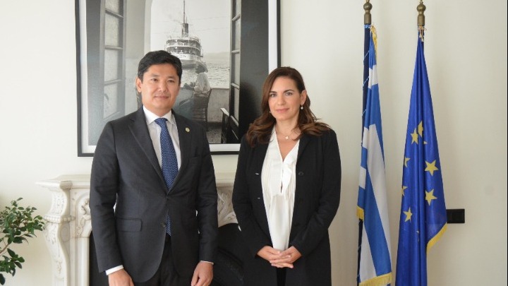 Συνάντηση υπουργού Τουρισμού με πρέσβη Καζακστάν για ενίσχυση συνεργασίας