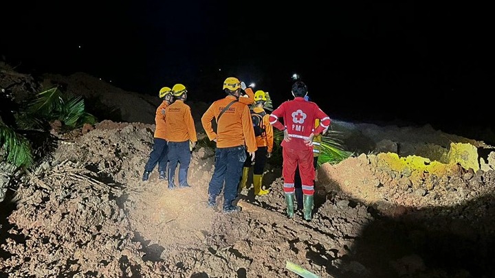 Κατολίσθηση στην Ιάβα: Δύο νεκροί και 21 αγνοούμενοι