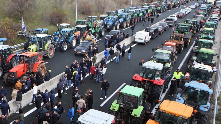 Αγροτικές Κινητοποιήσεις: Συνεχίζονται με Ένταση στο Μπλόκο της Νίκαιας Λάρισας