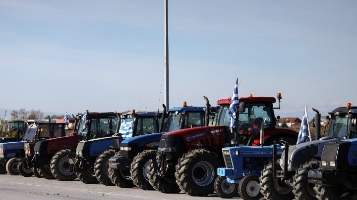Αγροτικά μπλόκα σε τρία σημεία της εθνικής οδού Αθηνών-Λαμίας