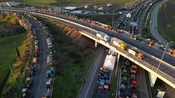 Αγροτικές Κινητοποιήσεις: Αποχώρησαν Οργανωμένα οι Αγρότες από το Λιμάνι του Βόλου
