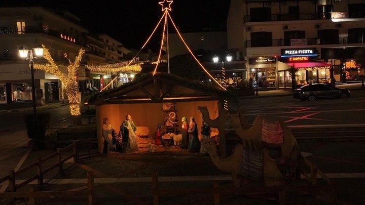 Ο Χριστουγεννιάτικος Στολισμός της Καλαμπάκας: Η Μαγεία των Μετεώρων