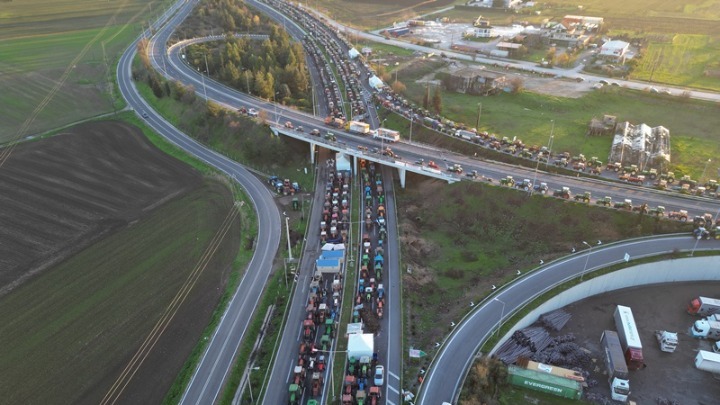 Κρίσιμη Συνεδρίαση για τα Αγροτικά Μπλόκα στη Νίκαια της Λάρισας