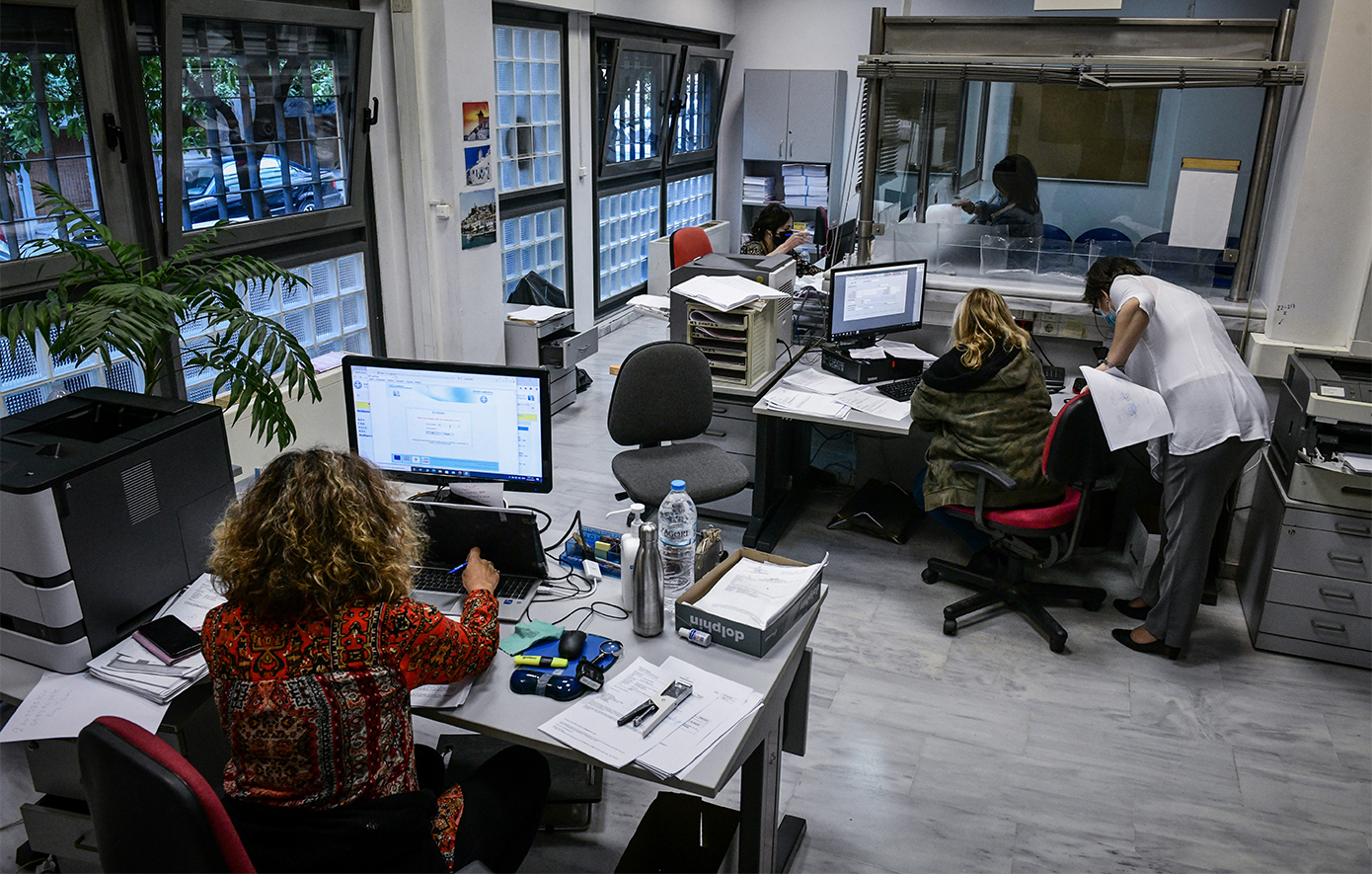 Αυξήσεις μισθών και φορολογικές ελαφρύνσεις για δημοσίους υπαλλήλους