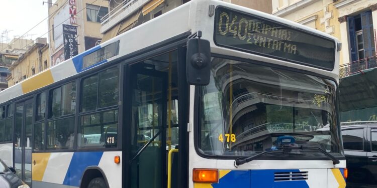 Σοβαρό τροχαίο ατύχημα στον Πειραιά: Λεωφορείο συγκρούστηκε με τραμ